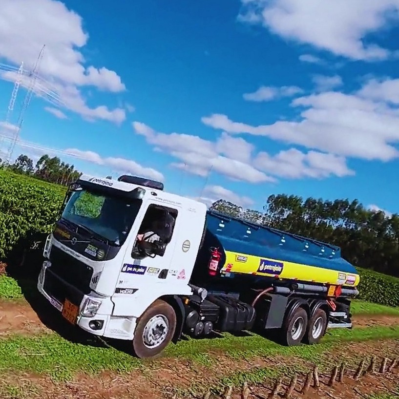 Caminhão-tanque Petrojoia em lavoura de café